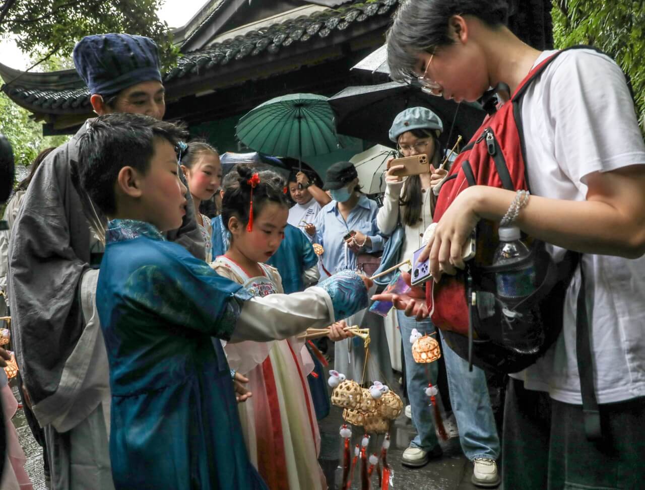 活动掠影 · 12